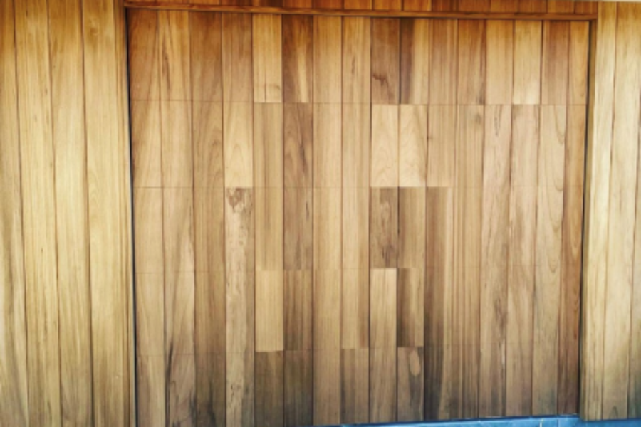 Porte de garage encastrée dans le bardage en bois