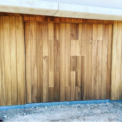 Porte de garage encastrée dans le bardage en bois